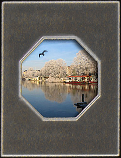 600'ün üzerinde paspartu çeşidimiz bulunup bilgisayar destek makinemizle çeşitli figürleri işlememiz mümkündür.