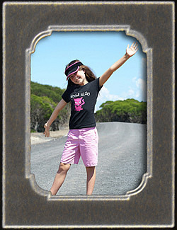 600'ün üzerinde paspartu çeşidimiz bulunup bilgisayar destek makinemizle çeşitli figürleri işlememiz mümkündür.